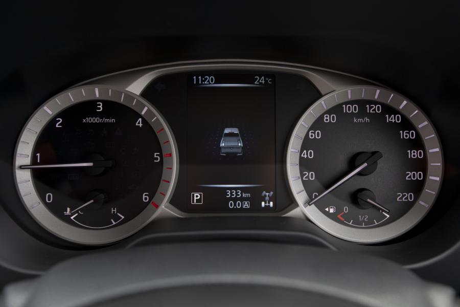 Панель приборов Nissan Navara Stealth Double Cab (D23) 2019 года  (ZA) (фото 8 из 32)